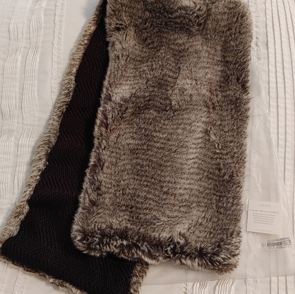 Stella Dot Reversible Crossover Scarf/Shawl - Black Cable Knit/Faux Fur - Picture 3 of 6